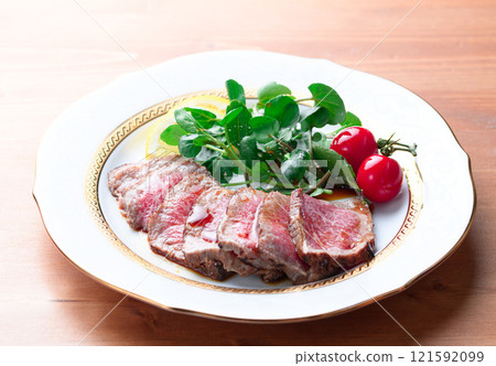 將烤牛肉切好並盛入盤中 將烤牛肉切好並盛入盤中 121592099