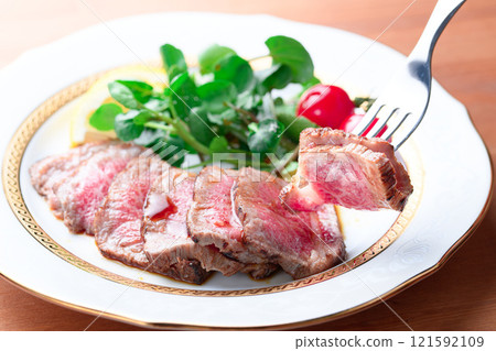 將烤牛肉切好並盛入盤中 121592109