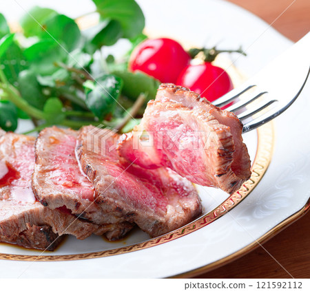 將烤牛肉切好並盛入盤中 121592112