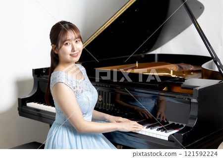 Beautiful Japanese female pianist 121592224
