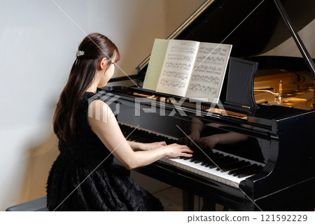 美麗的日本女鋼琴家 美麗的日本女鋼琴家 121592229