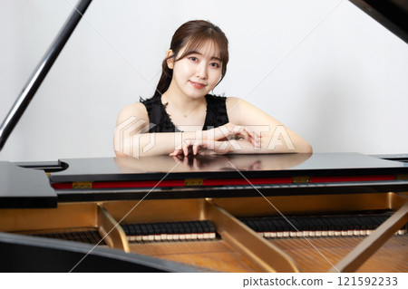 Beautiful Japanese female pianist 121592233