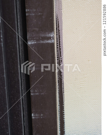 撕裂的紗門的圖像 121592886
