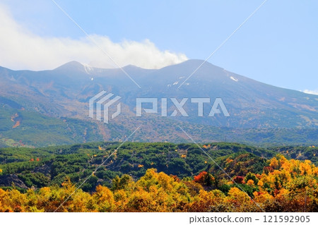 Hokkaido Travelogue - Tokachi Mountain Range in early October - Tokachi Mountain Range in autumn - Tokachi Mountain Range with autumn leaves - Tokachi Mountain Range from Bougakudai 121592905