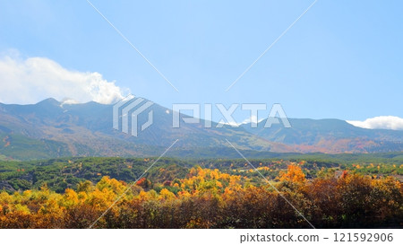 Hokkaido Travelogue - Tokachi Mountain Range in early October - Tokachi Mountain Range in autumn - Tokachi Mountain Range with autumn leaves - Tokachi Mountain Range from Bougakudai 121592906