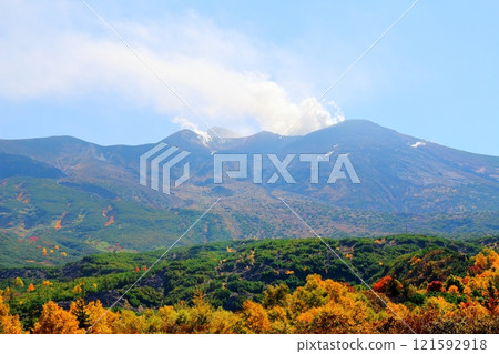 Hokkaido Travelogue - Tokachi Mountain Range in early October - Tokachi Mountain Range in autumn - Tokachi Mountain Range with autumn leaves - Tokachi Mountain Range from Bougakudai 121592918