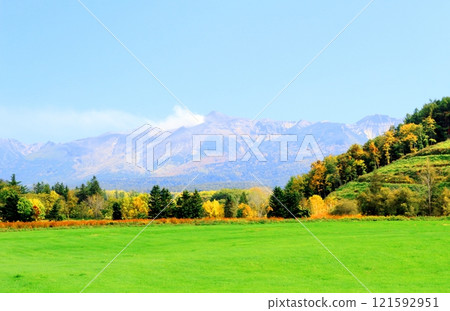 Hokkaido Travelogue | Tokachi Mountain Range in early October | Tokachi Mountain Range in autumn | Tokachi Mountain Range with autumn leaves | Tokachi Mountain Range from Kamifurano Town 121592951