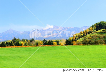 Hokkaido Travelogue | Tokachi Mountain Range in early October | Tokachi Mountain Range in autumn | Tokachi Mountain Range with autumn leaves | Tokachi Mountain Range from Kamifurano Town 121592952