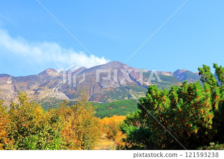Hokkaido Travelogue - Tokachi Mountain Range in early October - Tokachi Mountain Range in autumn - Tokachi Mountain Range with autumn leaves - Tokachi Mountain Range from Bougakudai 121593238