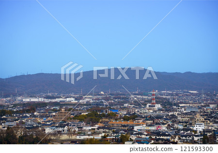 從豐田市眺望三河山脈三毛登山景觀，拍攝於 2025 年 1 月 1 日 121593300