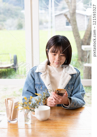 Tea time at a countryside cafe while looking at your smartphone 121593327