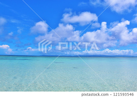 沖繩Hateruma島藍天和蔚藍的大海 121593546
