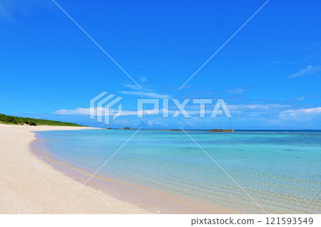 沖繩Hateruma島藍天和蔚藍的大海 121593549