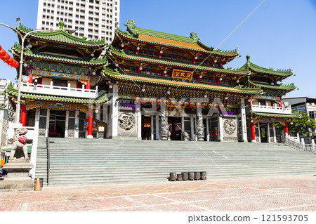Building view of the Sunfong (Sanfeng) Temple in Kaohsiung, Taiwan, enshrined to the Neza (also known as Marshal of the Central Altar). 121593705
