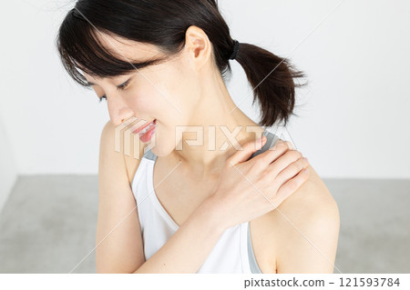 Woman suffering from stiff shoulders 01 121593784