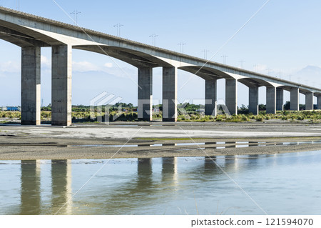 The elevated section of National Freeway 3 across the Kaoping River in Kaohsiung City, Taiwan. 121594070