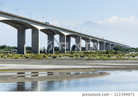 The elevated section of National Freeway 3 across the Kaoping River in Kaohsiung City, Taiwan. 121594071