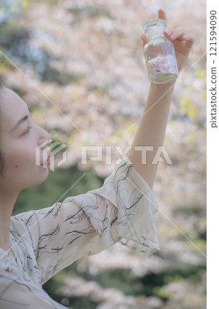 櫻花下有一罐櫻花花瓣的女人 櫻花下有一罐櫻花花瓣的女人 121594090