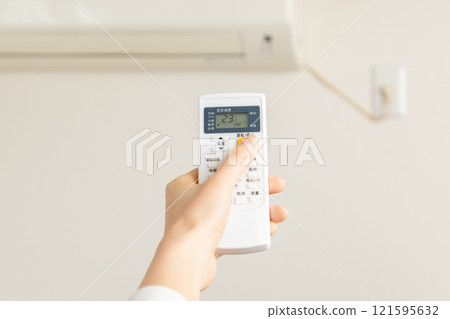Air conditioner remote control operation image 01 Air conditioner remote control operation image 01 121595632