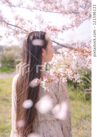 被櫻花樹包圍的女人的後視圖 被櫻花樹包圍的女人的後視圖 121596133
