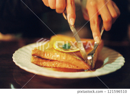 Eat French toast 121596510