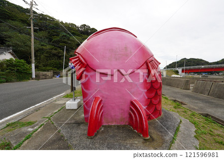Near Hongo Bridge, which connects Kakiura Island and Sakito Island, the Fish Bus Stop and Imadomari Madai Bus Stop (Saikai City, Nagasaki Prefecture) Near Hongo Bridge, which connects Kakiura Island and Sakito Island, the Fish Bus Stop and Imadomari Madai Bus Stop (Saikai City, Nagasaki Prefecture) 121596981