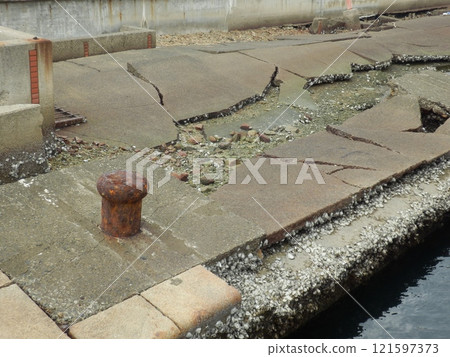 Scars left by the Kobe earthquake in Hyogo Prefecture 121597373