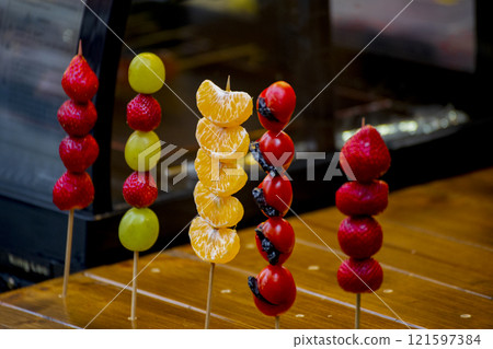 Sugar syrup: A street snack that attracts people with sugar syrup 121597384