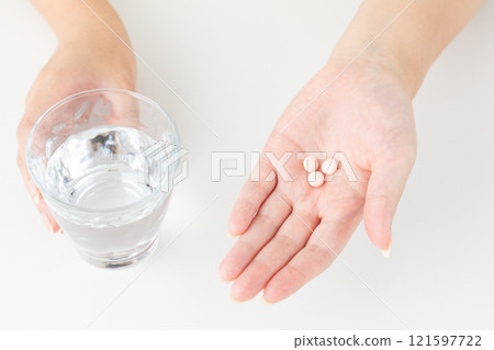 一個女人吃藥的手 02 一個女人吃藥的手 02 121597722