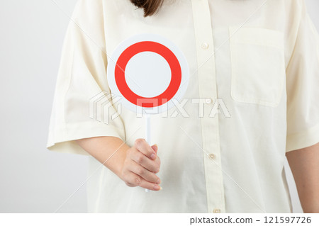 女人的手做圓圈標記 01 121597726