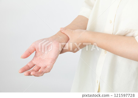 手腕感覺不舒服的女人01 121597728