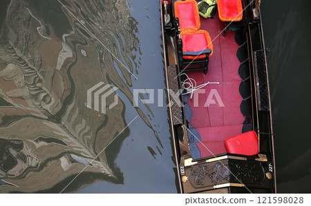 Gondola on the grand canal, Venice, Italy 121598028
