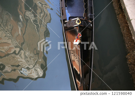 Gondola on the grand canal, Venice, Italy Gondola on the grand canal, Venice, Italy 121598040