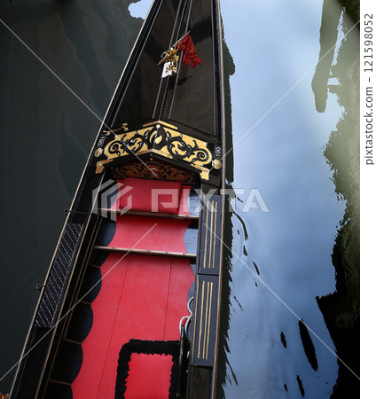 Gondola on the grand canal, Venice, Italy 121598052