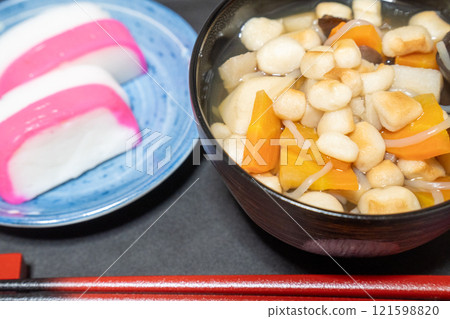 Delicious broth and kamaboko Delicious broth and kamaboko 121598820