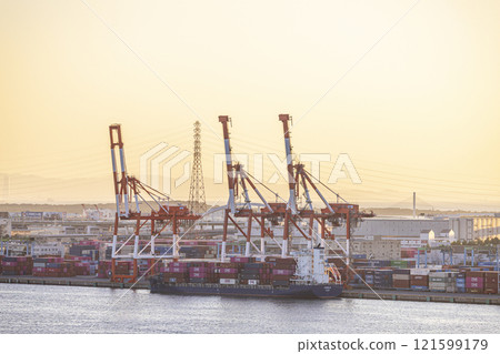 Evening view of Osaka Port with cranes Evening view of Osaka Port with cranes 121599179