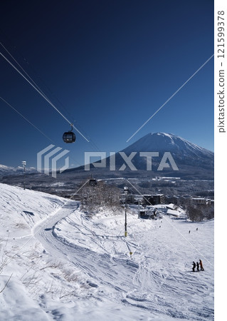 從新雪谷東急比羅夫滑雪場的千之木路線欣賞 Ace 纜車和羊蹄山的景色 從新雪谷東急比羅夫滑雪場的千之木路線欣賞 Ace 纜車和羊蹄山的景色 121599378