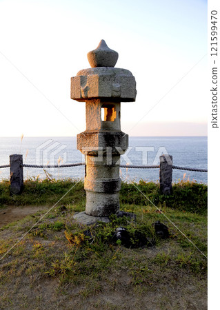 A stone lantern installed on an observation deck facing the Sea of Japan 121599470