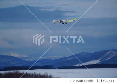 飛越美瑛上空的飛機 121599754