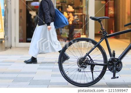 公路自行車停在銀座的人行道上，女人在銀座散步 121599947