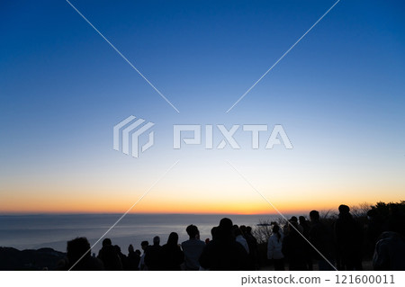 The first sunrise seen from Takichiyama Observatory on the Izu Skyline in Kannami Town, Tagata District, Shizuoka Prefecture (January 1, 2025) 121600011
