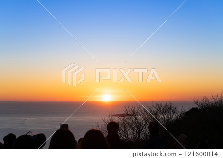 The first sunrise seen from Takichiyama Observatory on the Izu Skyline in Kannami Town, Tagata District, Shizuoka Prefecture (January 1, 2025) 121600014