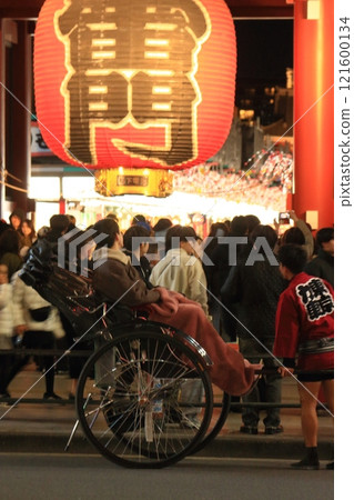 Tourists visiting Kaminarimon Gate in a rickshaw 121600134