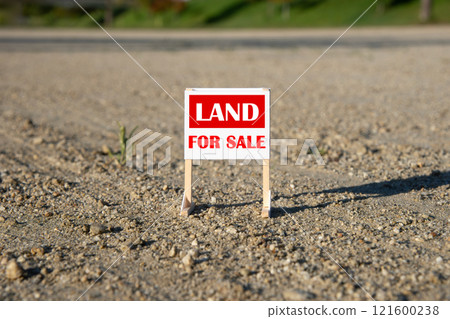 放置在草坪廣場上的待售土地標誌的圖像 121600238