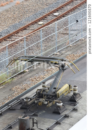 A single-arm pantograph installed on express trains 121600870