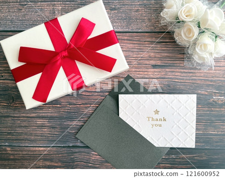 木桌上的禮物和留言卡 121600952