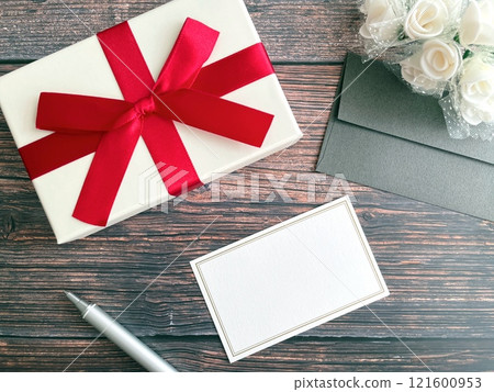 木桌上的禮物和留言卡 121600953