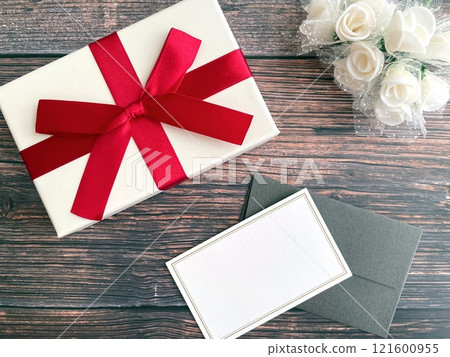 木桌上的禮物和留言卡 121600955