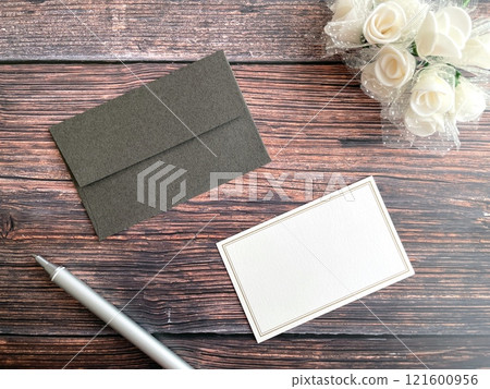 木桌上的花束、留言卡和筆 121600956