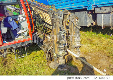 The process of drilling by the horizontal method with the subsequent laying of pipeline and other utilities, during which it is possible not to violate the integrity of previously laid communications 121600972